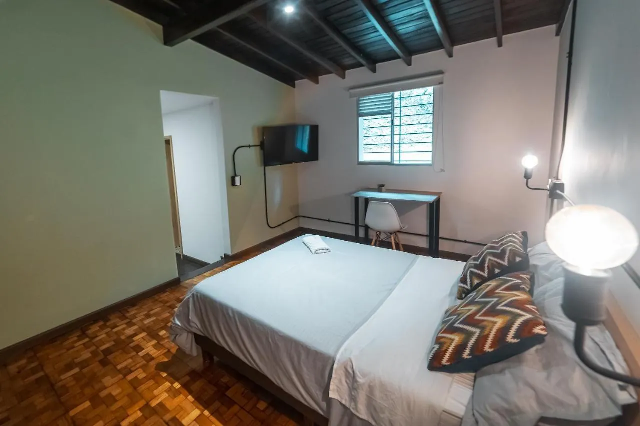Cozy Apartment In Poblado Near Envigado Frn104 By Roots Rentals メデジン 0*,  コロンビア